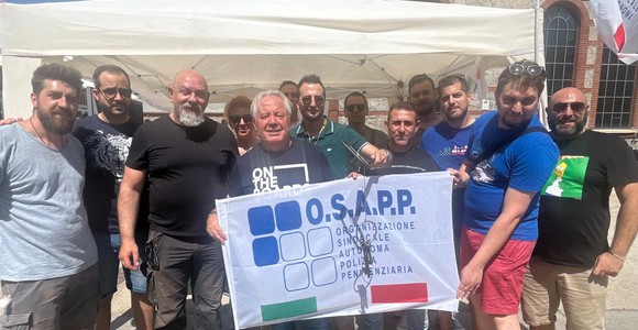 Carmelo Passafiume (terzo da sn) durante una manifestazione dell'Osapp a Torino