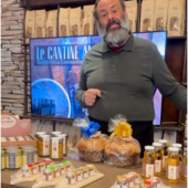 Alberto Dassisti con alcuni prodotti valdostani ad 'Al Sazio' di Lodi