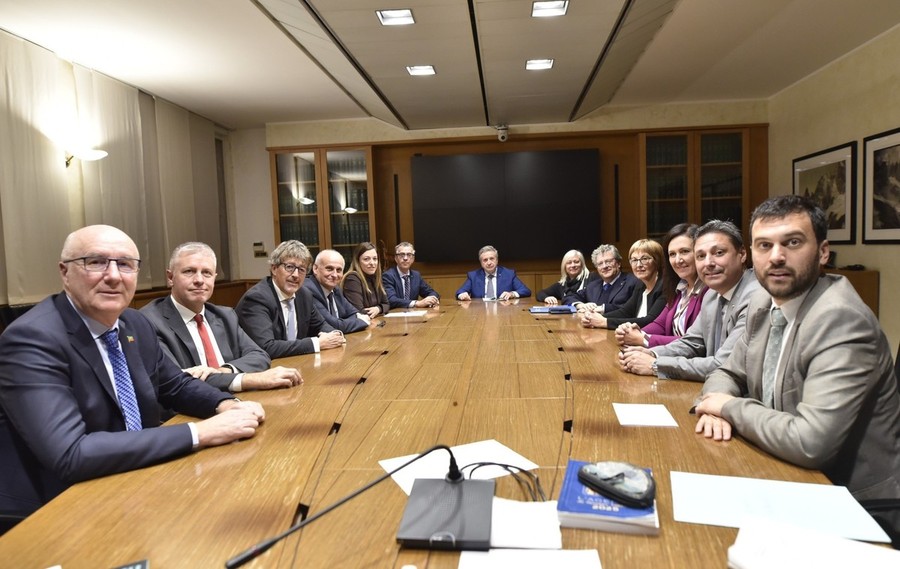 I membri della Prima Commissione consiliare regionali riunitisi giovedi I membri della Prima Commissione consiliare regionali riunitisi giovedi