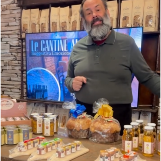 Alberto Dassisti con alcuni prodotti valdostani ad 'Al Sazio' di Lodi