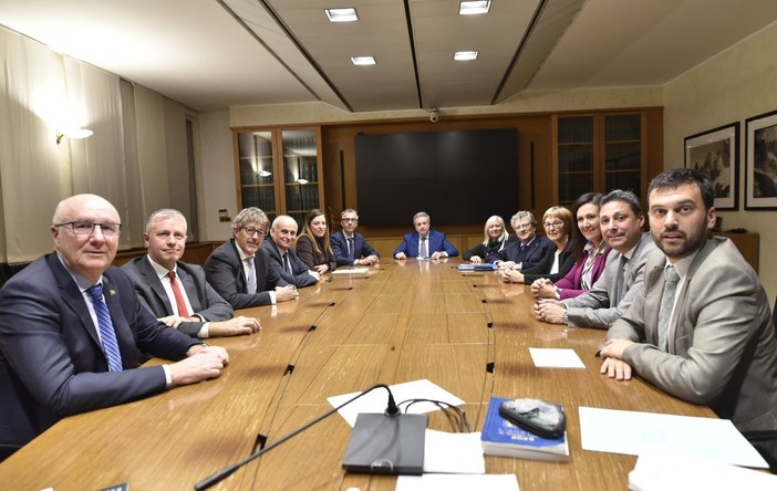 I membri della Prima Commissione consiliare regionali riunitisi giovedi I membri della Prima Commissione consiliare regionali riunitisi giovedi