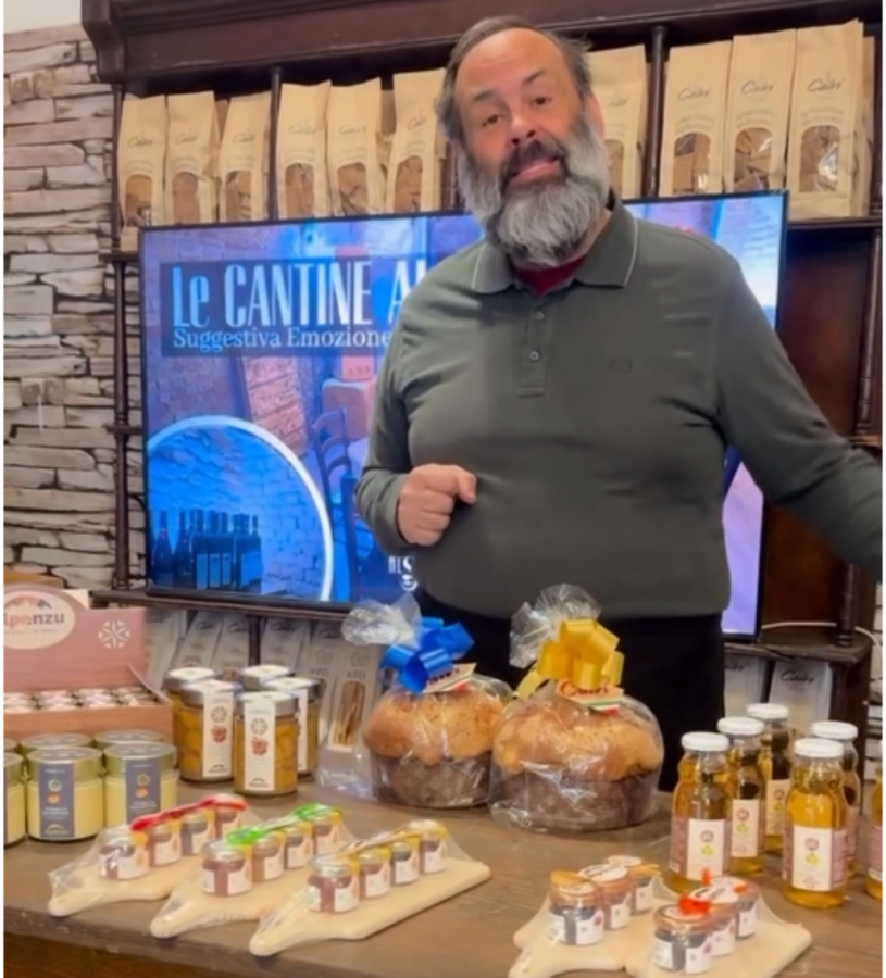 Alberto Dassisti con alcuni prodotti valdostani ad 'Al Sazio' di Lodi