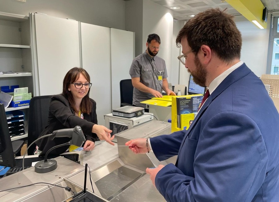 Da oggi in Valle il passaporto si fa anche negli uffici postali Da oggi in Valle il passaporto si fa anche negli uffici postali