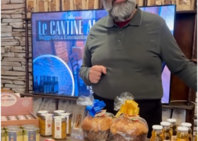 Alberto Dassisti con alcuni prodotti valdostani ad 'Al Sazio' di Lodi