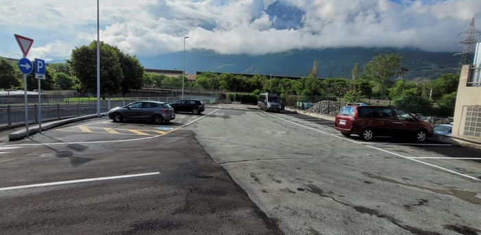 Sosta ad Aosta, il Comune ricorda le agevolazioni per residenti ed esercenti