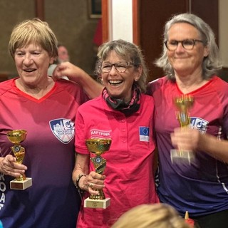 Il podio della gara, da sn Club Zadar Croazia 3 capitano Mira Jakupovic, al centro Tiziana Frassy (Vice Presidente di VIOLA), a destra Club Zadar Croazia 2 capitano Dubravka Karlovic