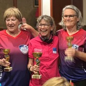Il podio della gara, da sn Club Zadar Croazia 3 capitano Mira Jakupovic, al centro Tiziana Frassy (Vice Presidente di VIOLA), a destra Club Zadar Croazia 2 capitano Dubravka Karlovic