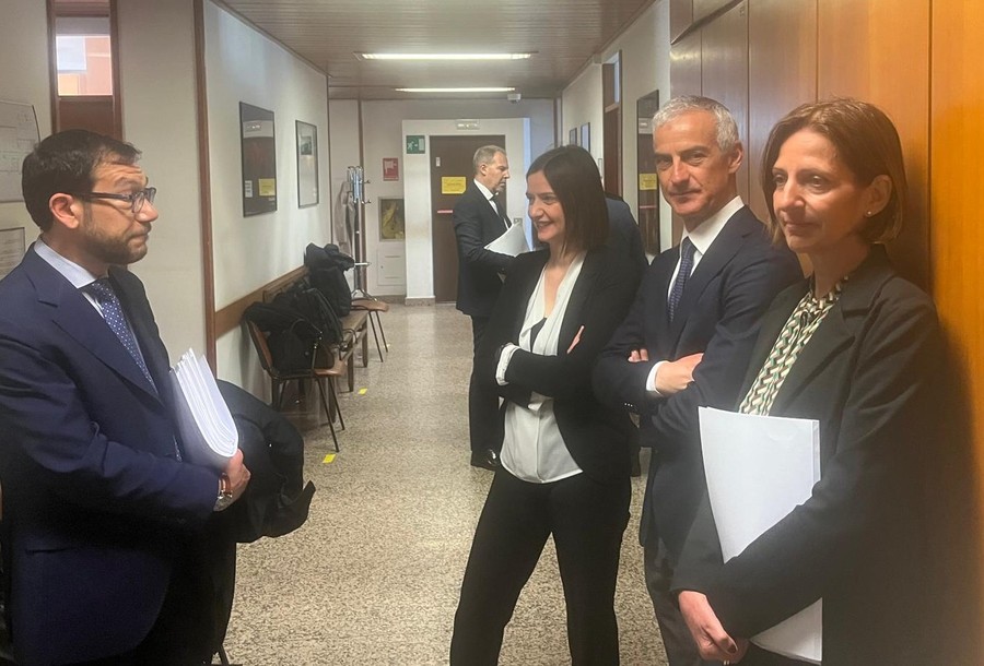 In primo il collegio legale dei ricorrenti, sullo sfondo l'avvocato della Regione, Riccardo Jans