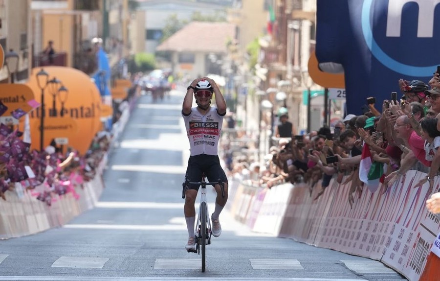 Filippo Agostinacchio all'arrivo (photo credit Giro Next Gen)