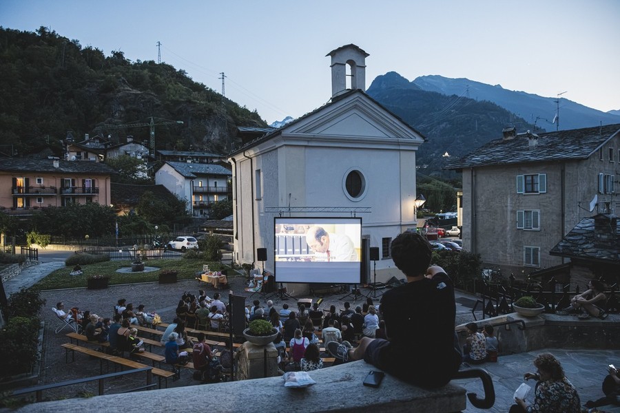 Una proiezione en plein air di 'A macchia d'olio' (credito fotografico di Alessio Vecchie) Una proiezione en plein air di 'A macchia d'olio' (credito fotografico di Alessio Vecchie)