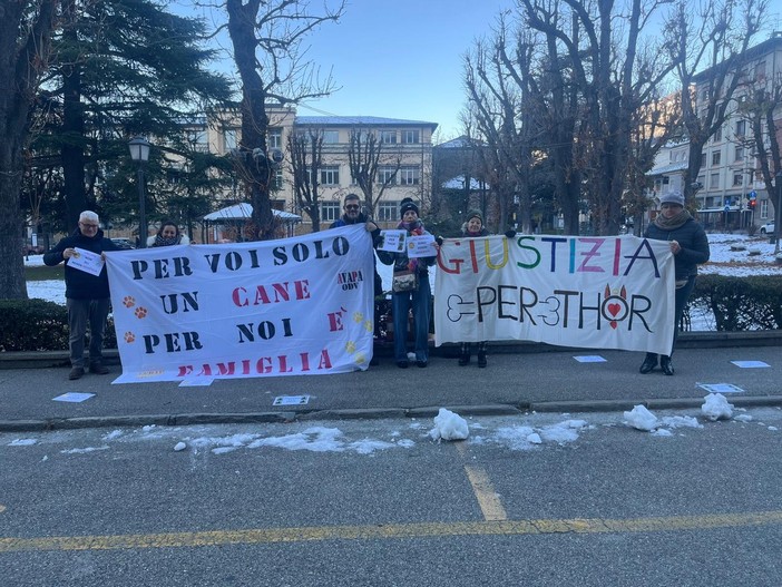 Attivisti Anpav in presidio di fronte al tribunale di Aosta