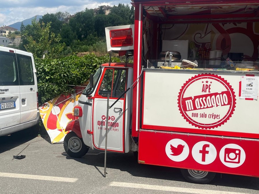 Aosta, urto tra un bus e l'Ape dei panini 'M'assaggio'