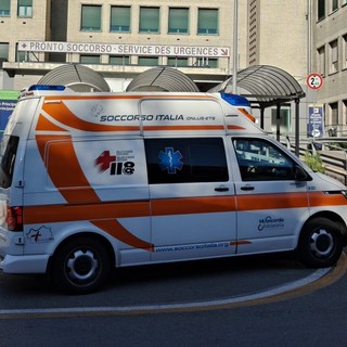 Aosta, scontro frontale in corso Ivrea, una 20enne in Rianimazione; investiti due pedoni in piazza Manzetti