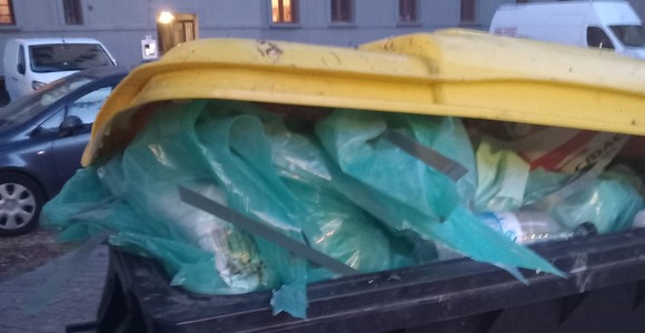 Aosta; quartiere Cogne, 'smaltire con urgenza i rifiuti da cantiere nei cassonetti' Aosta; quartiere Cogne, 'smaltire con urgenza i rifiuti da cantiere nei cassonetti'