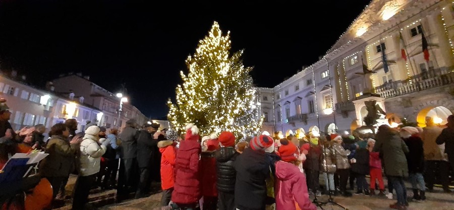 Acceso in piazza Chanoux l'abete addobbato che illumina il Natale aostano