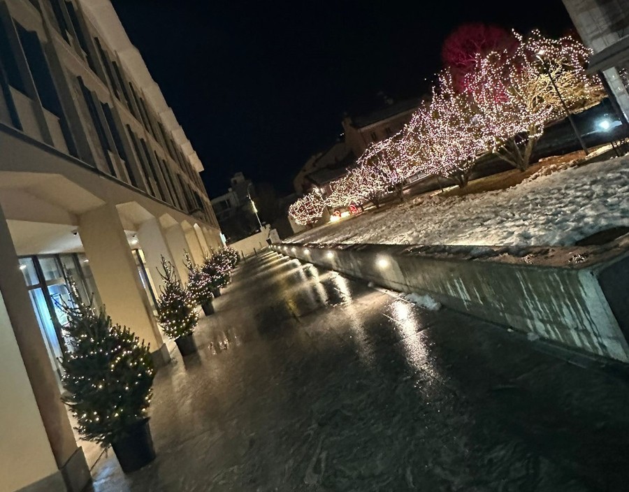 Aosta, Confcommercio VdA e BCCV illuminano il Natale in piazza Arco d'Augusto Aosta, Confcommercio VdA e BCCV illuminano il Natale in piazza Arco d'Augusto