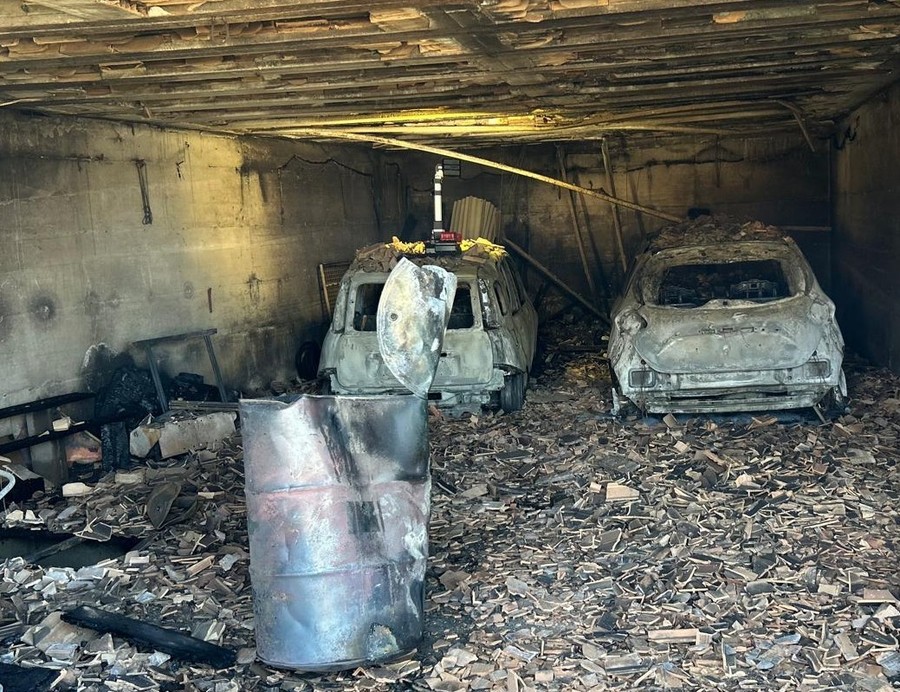 Esplosione Arpuilles, il boato sarebbe stato provocato dall'auto a benzina, dopo cortocircuito nella batteria dell'elettrica Esplosione Arpuilles, il boato sarebbe stato provocato dall'auto a benzina, dopo cortocircuito nella batteria dell'elettrica
