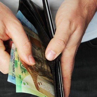 Prelievi in contante: quando scatta la segnalazione delle banche alla UIF?