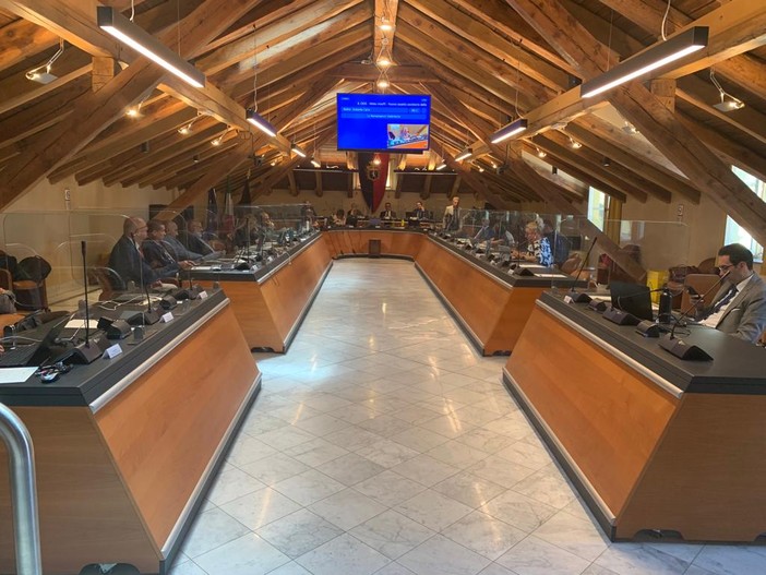 Aosta; il Consiglio non approva l'aumento del numero di assessori e la maggioranza va sotto