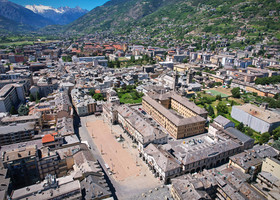 Il capoluogo valdostano visto da un drone (photo credit Mike Dotta)