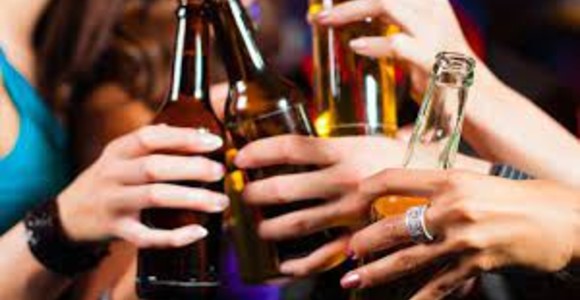 Aosta, ordinanza choc; stop al consumo di alcolici in strada dalle 21 alle 7; multe fino a 5.000 euro Aosta, ordinanza choc; stop al consumo di alcolici in strada dalle 21 alle 7; multe fino a 5.000 euro
