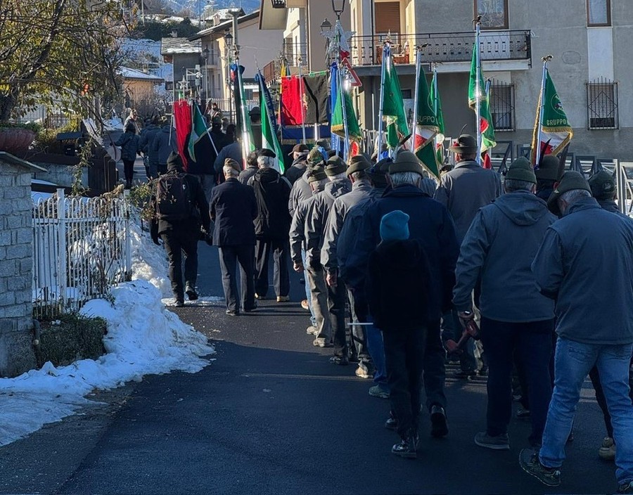 'Amici degli Alpini': cappello simbolico per 63 sindaci valdostani
