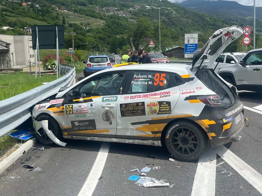 Muore pilota colpito da attacco cardiaco mentre è alla guida. Si ferma il Rally della Valle d'Aosta