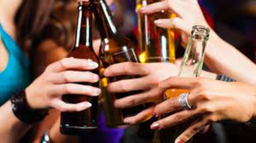 Aosta, ordinanza choc; stop al consumo di alcolici in strada dalle 21 alle 7; multe fino a 5.000 euro