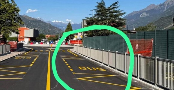 La fermata senza marciapiede né pensilina
