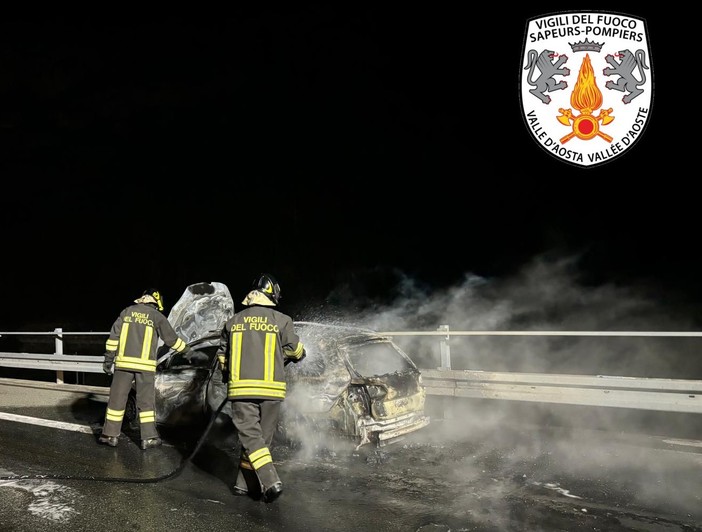 Auto distrutta dalle fiamme in autostrada a Montjovet Auto distrutta dalle fiamme in autostrada a Montjovet