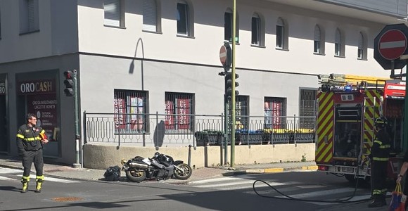 A dx la moto coinvolta nell'incidente
