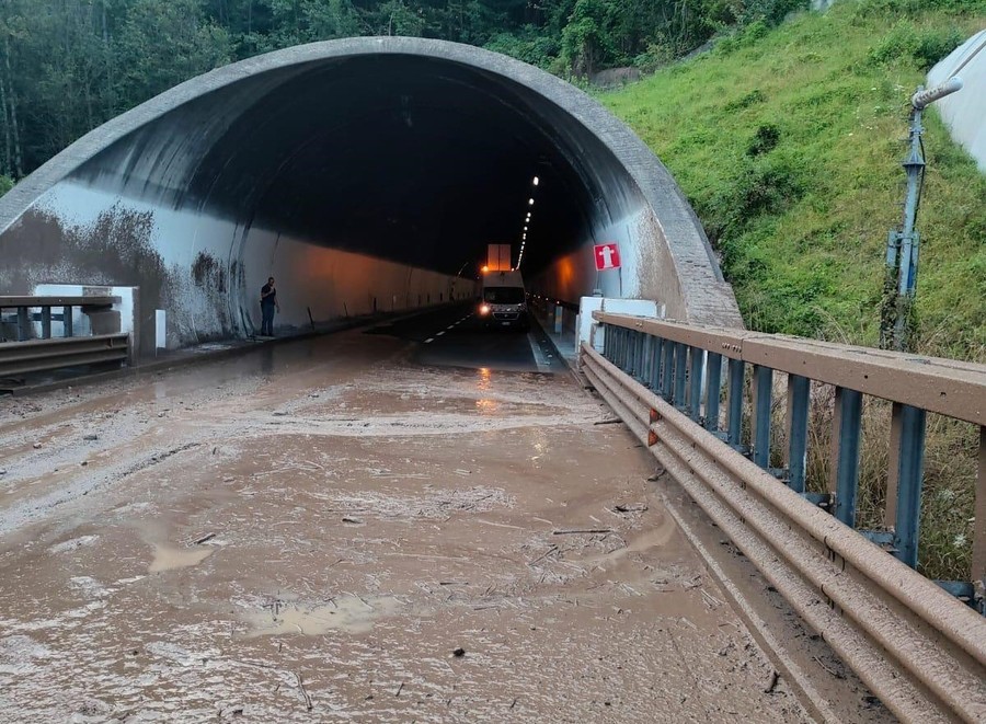 Frana sull'autostrada dell'alta Valle, ora chiusa; coinvolta dalla colata detritica un'auto della polizia stradale Frana sull'autostrada dell'alta Valle, ora chiusa; coinvolta dalla colata detritica un'auto della polizia stradale