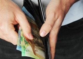 Prelievi in contante: quando scatta la segnalazione delle banche alla UIF?
