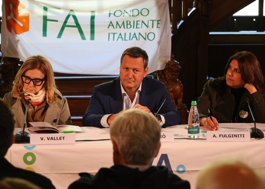 Giuseppe Argirò (al centro) durante un evento del FAI