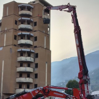 L'enorme braccio d'acciaio di Zeus 'aggredisce' la struttura del palazzone popolare (foto dalla pagina FB del Comune di Aosta)
