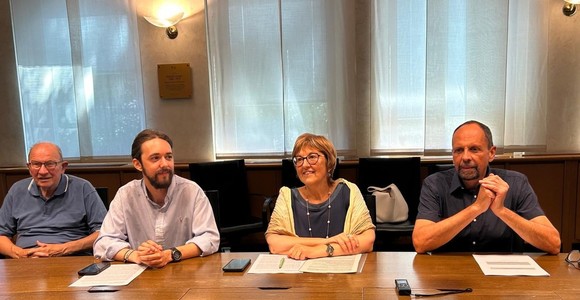 Gli esponenti di Avs durante una recente conferenza stampa in materia di energia; da sn Elio Riccarand, Andrea Campotaro, Chiara Minelli e Stefano Torrione