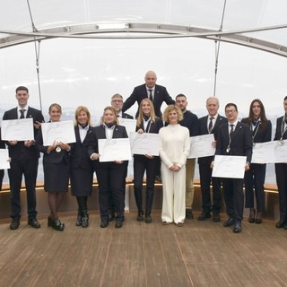 Da sn Nicola Abbrescia, Sylvie Borghi, Sharon Belley, Marco Laino, Chiara Motta, Patrizia Politi, Maria Pisacane, Christian Dalbard, Lucia Ielasi, Lisa Ceretto, Alberto Fenocchio, Enrico Basso, Davide Piumatti, Chiara Peduto, Elena Lazier, Lia Cianflone, Egon Marchetto e in piedi dietro il presidente Alberto Levi