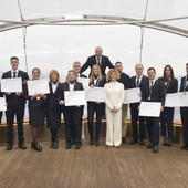 Da sn Nicola Abbrescia, Sylvie Borghi, Sharon Belley, Marco Laino, Chiara Motta, Patrizia Politi, Maria Pisacane, Christian Dalbard, Lucia Ielasi, Lisa Ceretto, Alberto Fenocchio, Enrico Basso, Davide Piumatti, Chiara Peduto, Elena Lazier, Lia Cianflone, Egon Marchetto e in piedi dietro il presidente Alberto Levi
