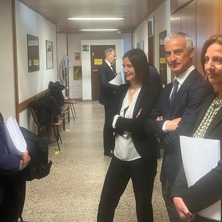 In primo il collegio legale dei ricorrenti, sullo sfondo l'avvocato della Regione, Riccardo Jans