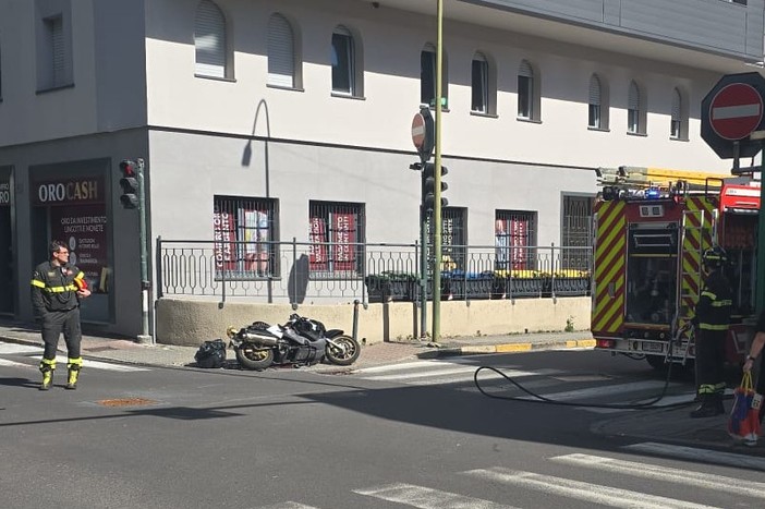 A dx la moto coinvolta nell'incidente