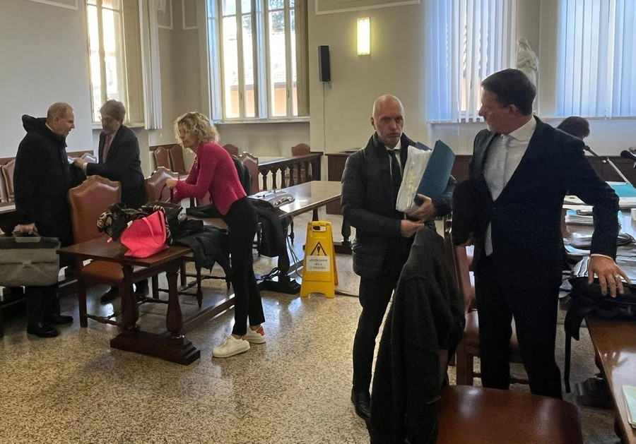 Avvocati delle parti in aula al termine dell'udienza odierna