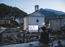 Una proiezione en plein air di 'A macchia d'olio' (credito fotografico di Alessio Vecchie) Una proiezione en plein air di 'A macchia d'olio' (credito fotografico di Alessio Vecchie)
