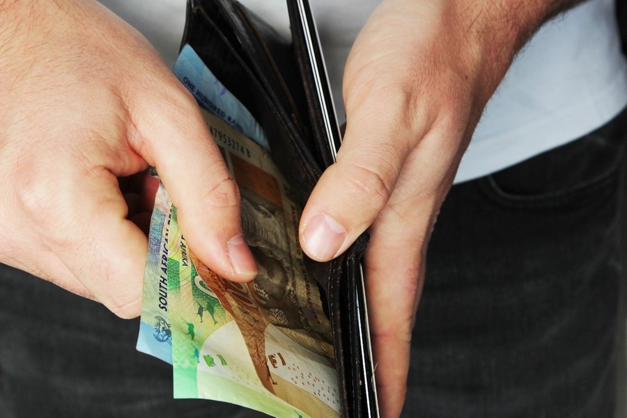 Prelievi in contante: quando scatta la segnalazione delle banche alla UIF?