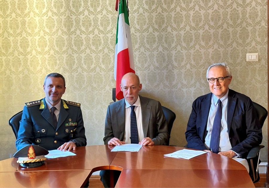 Da sn il colonnello Nicola Bia, il procuratore capo Luca Ceccanti e il direttore regionale dell’Agenzia delle Entrate, Guido Isolabella