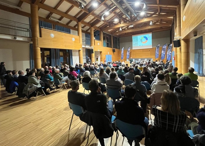 Un recente incontro tra popolazione residente, amministratori comunali e tecnici di 'Agile Arvier' Un recente incontro tra popolazione residente, amministratori comunali e tecnici di 'Agile Arvier'