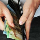 Prelievi in contante: quando scatta la segnalazione delle banche alla UIF?
