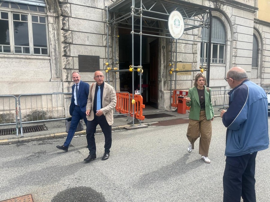 Nella foto da sn gli avvocati per la Regione Riccardo Jans e Marcello Cecchetti escono dal tribunale insieme ai ricorrenti Manuela Nasso ed Elio Riccarand