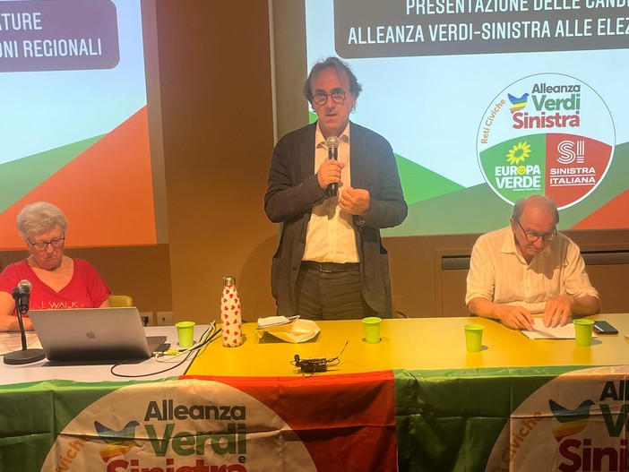 Al centro Angelo Bonelli ad Aosta durante la presentazione della lista di AVS Al centro Angelo Bonelli ad Aosta durante la presentazione della lista di AVS
