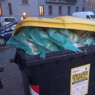 Aosta; quartiere Cogne, 'smaltire con urgenza i rifiuti da cantiere nei cassonetti'