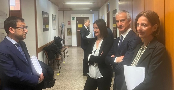 In primo il collegio legale dei ricorrenti, sullo sfondo l'avvocato della Regione, Riccardo Jans